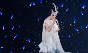 杨千嬅回应使用"眉毛印章"争议：是我自己画的眉毛，化妆师没空